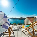 Sunshine With Hot Tub Apartmán *