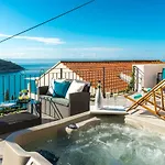 Sunshine With Hot Tub Apartmán