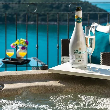 Sunshine With Hot Tub